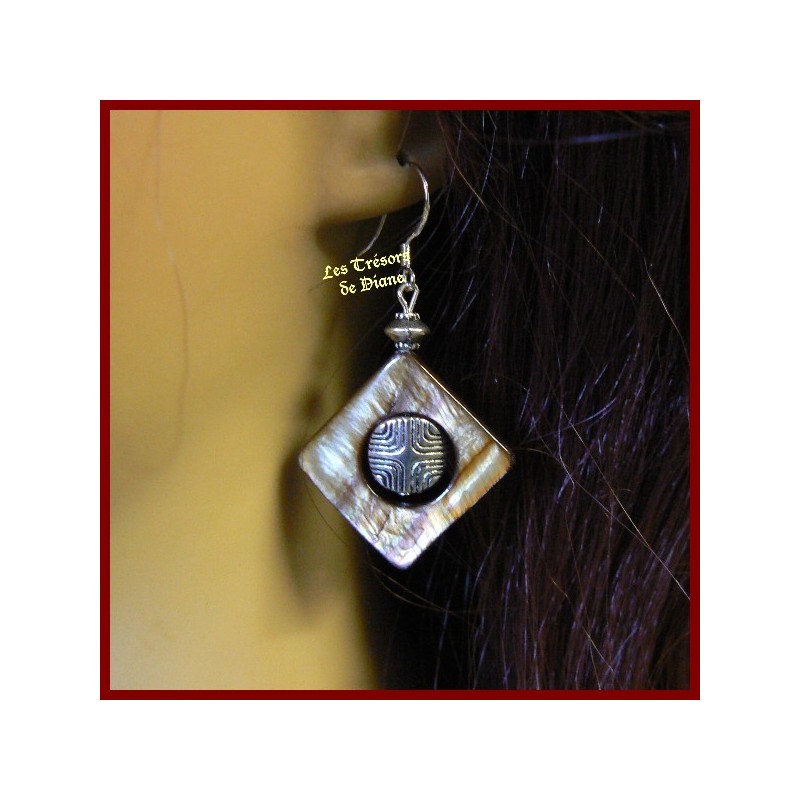 Boucles d'oreilles en nacre chocolat tendre Boucles d'oreilles en nacre chocolat tendre