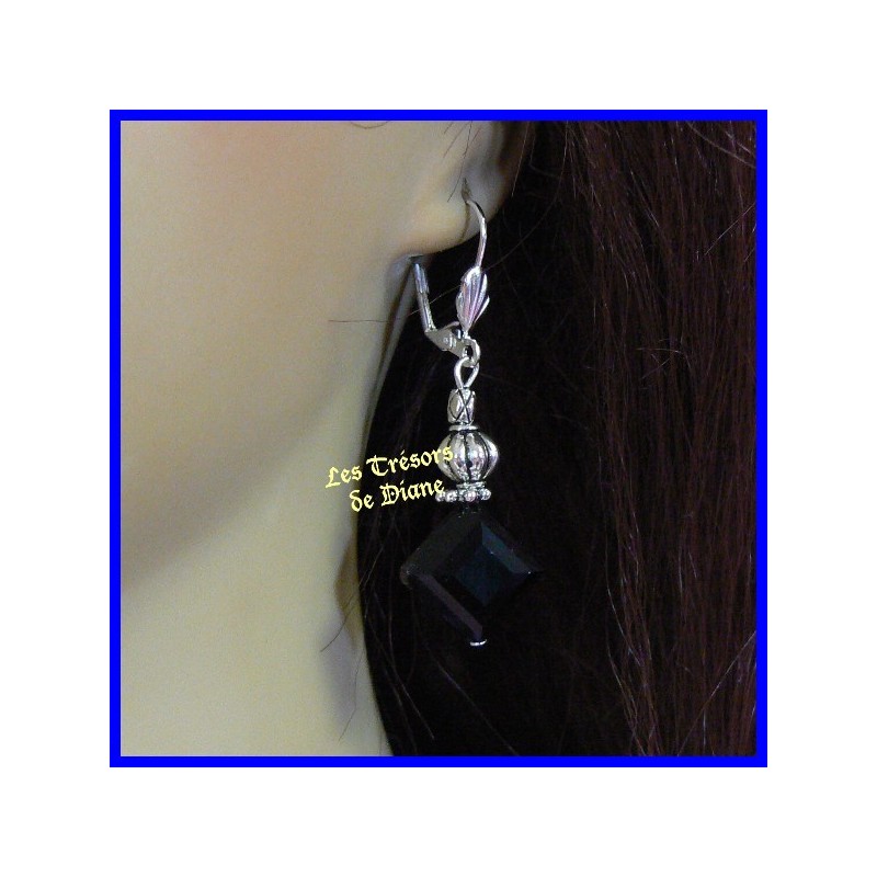 Boucles d'oreilles en cristal irisé faceté noir Boucles d'oreilles en cristal irisé faceté noir