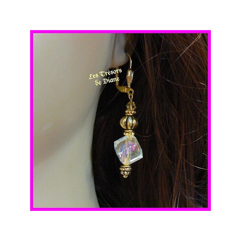 Boucles d'oreilles en cristal irisé faceté jaune pale Boucles d'oreilles en cristal irisé faceté jaune pale