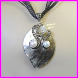 Pendentif en abalone naturelle et perles d'eau douce