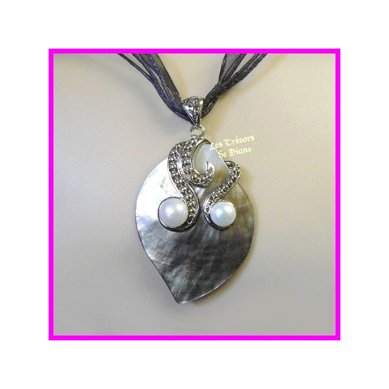 Pendentif en abalone naturelle et perles d'eau douce Pendentif en abalone naturelle et perles d'eau douce