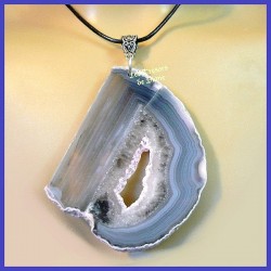 Pendentif géode en agate naturelle