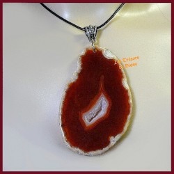 Pendentif géode en agate rouge profond