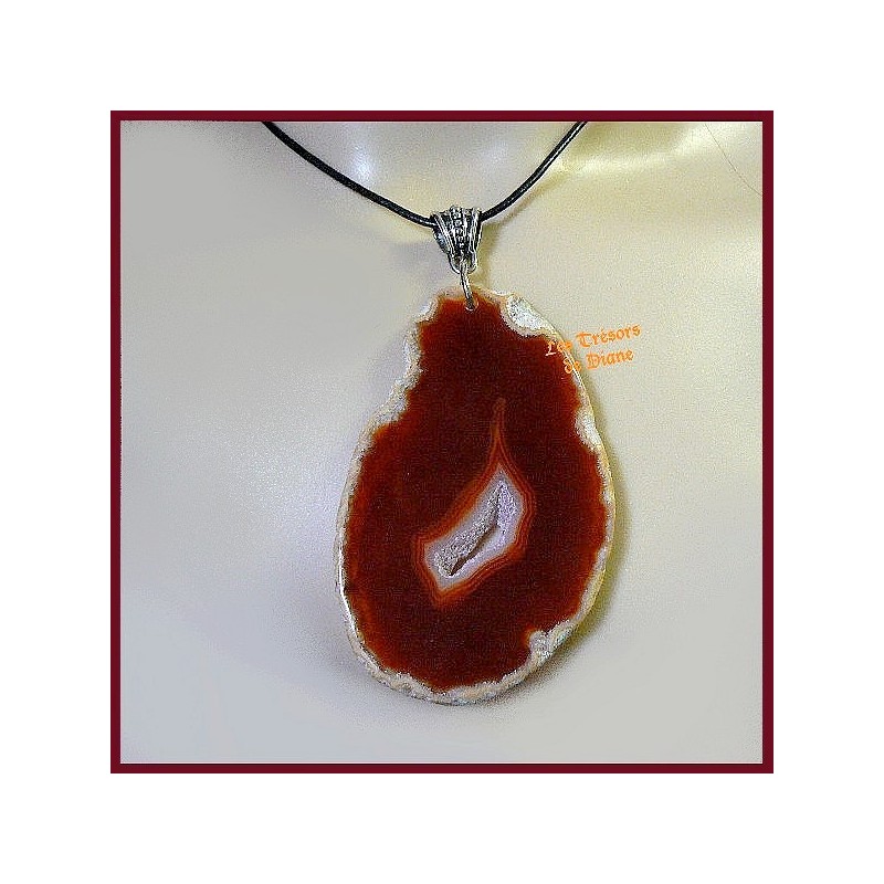 Pendentif géode en agate rouge profond Pendentif géode en agate rouge profond