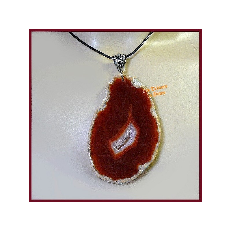 Pendentif géode en agate rouge profond