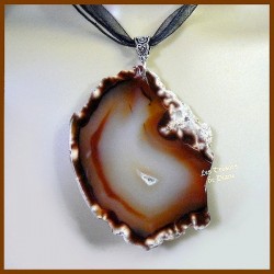 Pendentif géode en agate naturelle