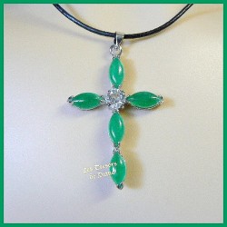 Pendentif CROIX en JADE IMPERIAL naturel