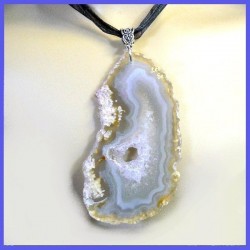 Pendentif géode en agate naturelle