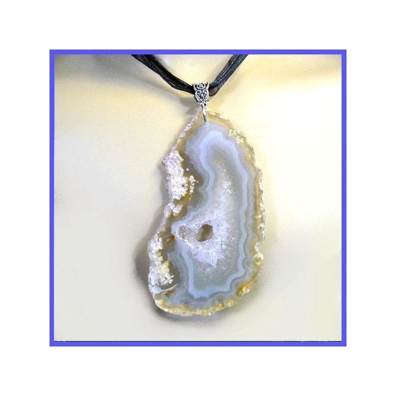 Pendentif géode en agate naturelle