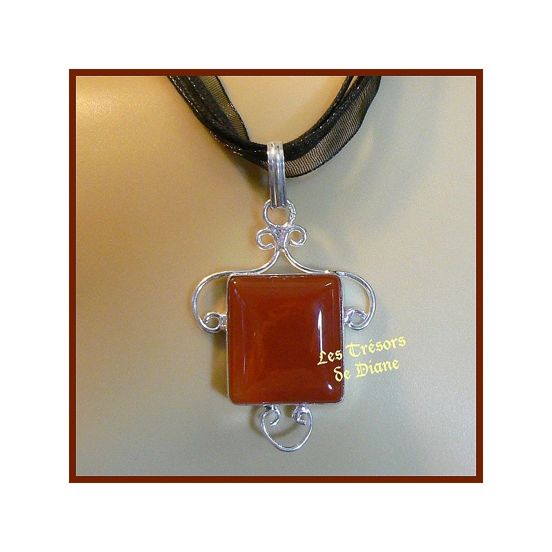 Pendentif en CORNALINE naturelle Pendentif en CORNALINE naturelle