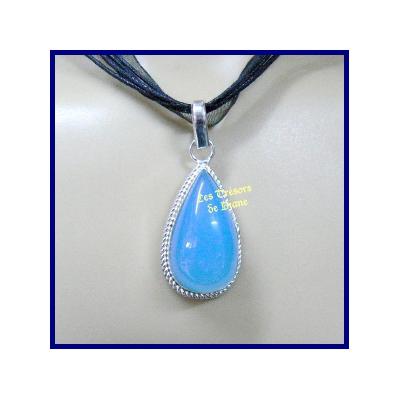 Pendentif PRESTIGE en CALCEDOINE naturelle Pendentif PRESTIGE en CALCEDOINE naturelle
