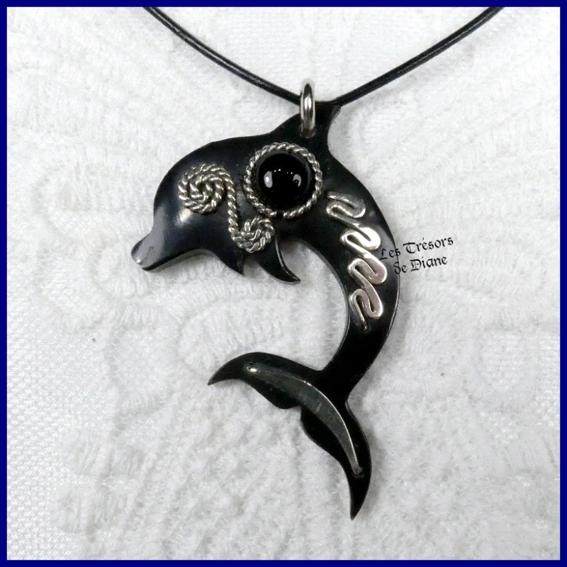 Pendentif DAUPHIN ethnique en corne et agate noire naturelle Pendentif DAUPHIN ethnique en corne et agate noire naturelle