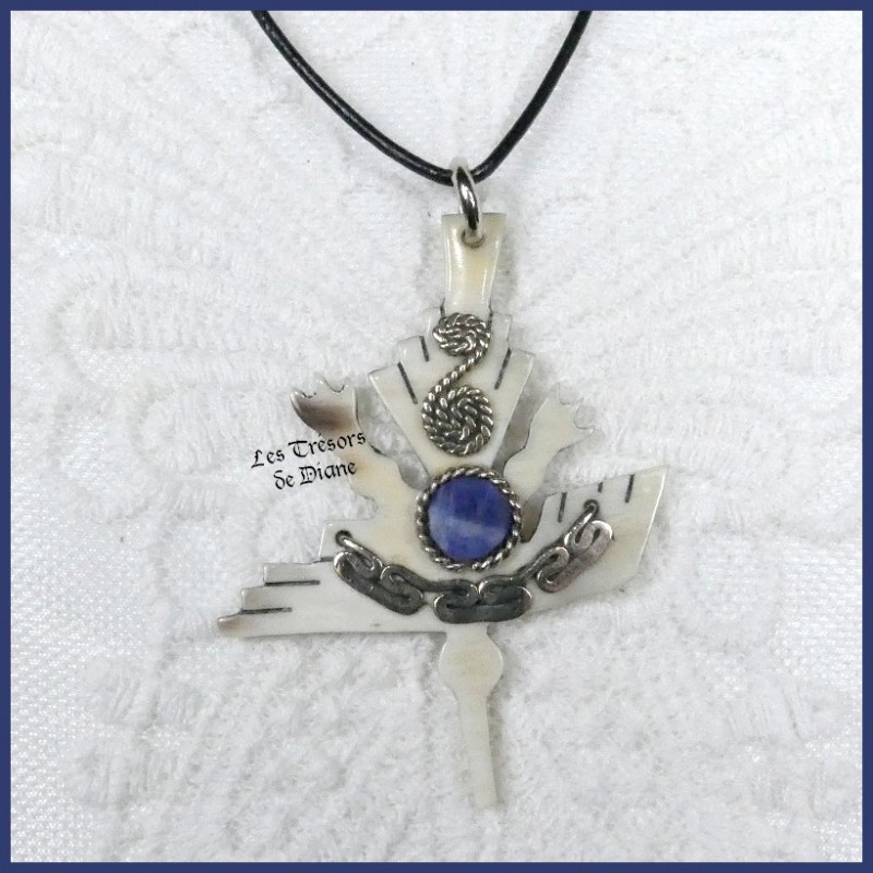 Pendentif OISEAU ethnique en corne et sodalite naturelle