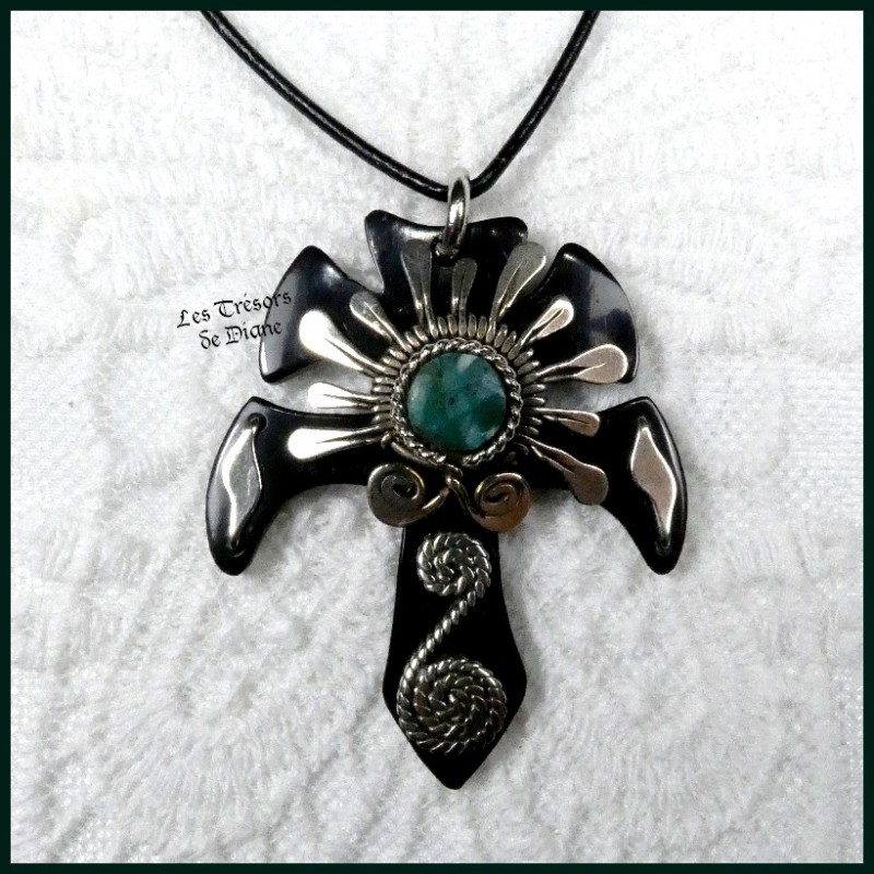Pendentif DOUBLE CROIX ethnique en corne et turquoise Pendentif DOUBLE CROIX ethnique en corne et turquoise