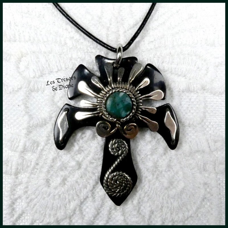 Pendentif DOUBLE CROIX ethnique en corne et turquoise