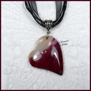 Pendentif COEUR ASYMETRIQUE en JASPE MOOKAITE naturel