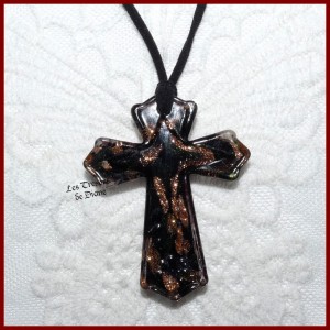 Pendentif CROIX GOTHIQUE en VERRE MURINE