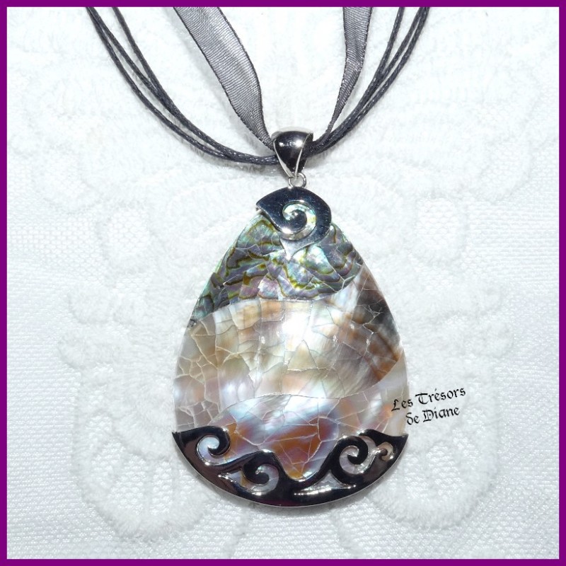 Pendentif en ABALONE et NACRE naturelles Pendentif en ABALONE et NACRE naturelles