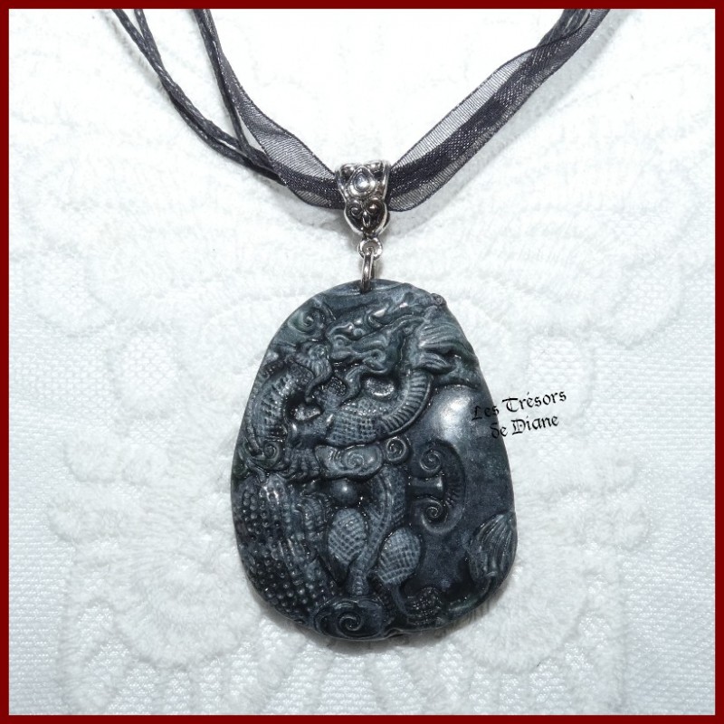 Pendentif AMULETTE DRAGON en JADE IMPERIAL Pendentif AMULETTE DRAGON en JADE IMPERIAL