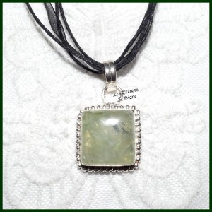 Pendentif en PREHNITE naturelle et ARGENT