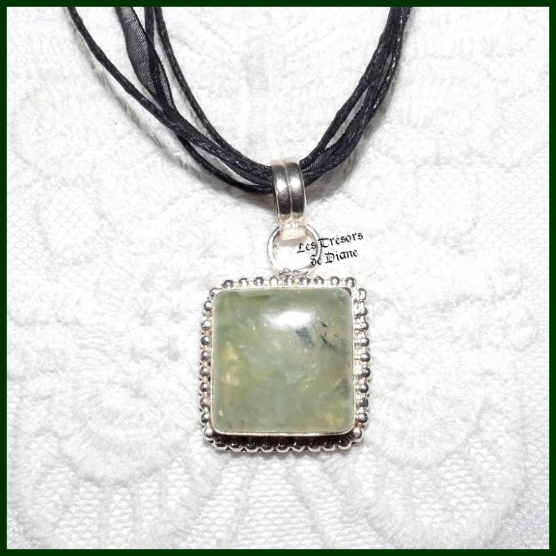 Pendentif en PREHNITE naturelle et ARGENT Pendentif en PREHNITE naturelle et ARGENT