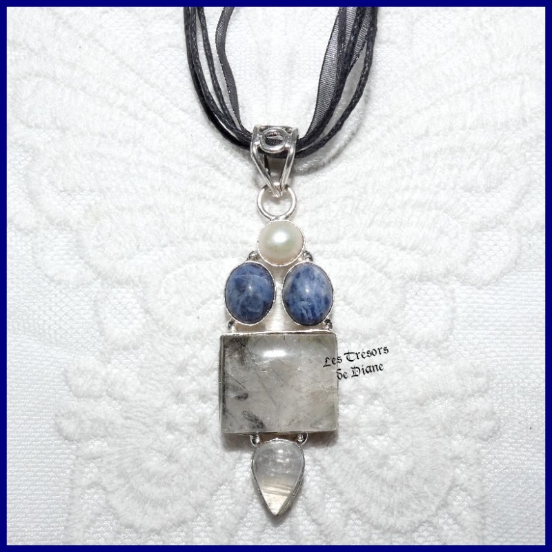 Pendentif PRESTIGE en QUARTZ, SODALITE et PERLE D'EAU naturels Pendentif PRESTIGE en QUARTZ, SODALITE et PERLE D'EAU naturels