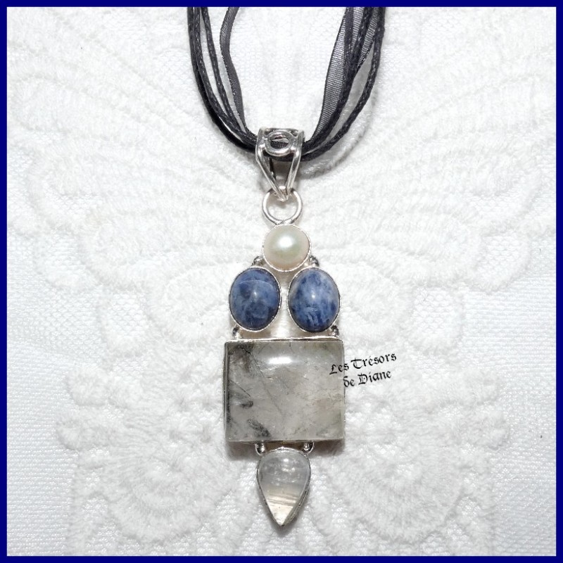 Pendentif PRESTIGE en QUARTZ, SODALITE et PERLE D'EAU naturels