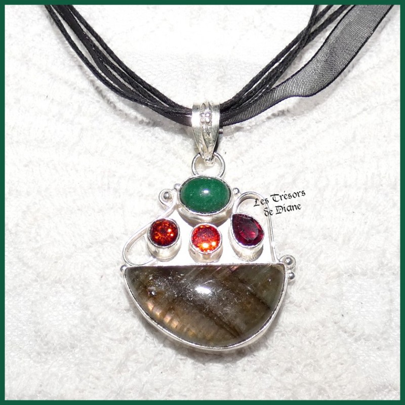 Pendentif en LABRADORITE, JADE, GRENAT et ARGENT Pendentif en LABRADORITE, JADE, GRENAT et ARGENT